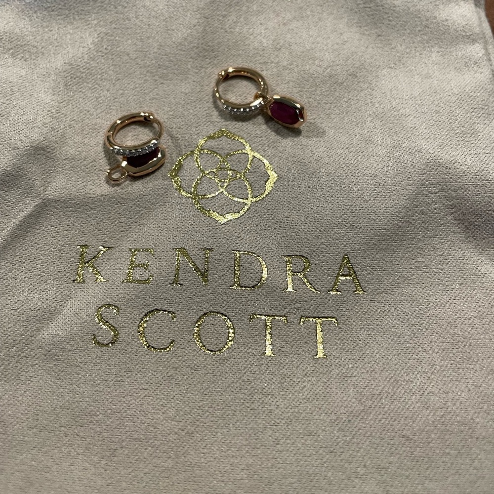 KENDRA SCOTT Nellie Huggie Earrings